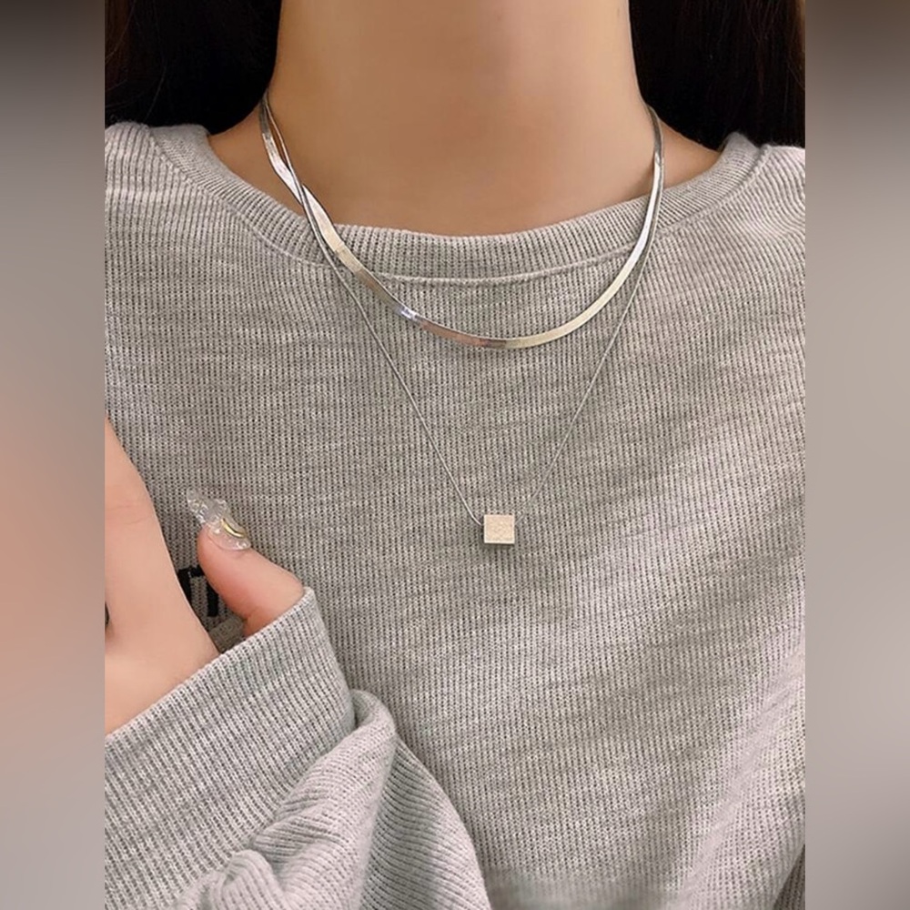 New Two Pieces Stainless Steel Cube Pendant Necklaces Collarbone Chain.